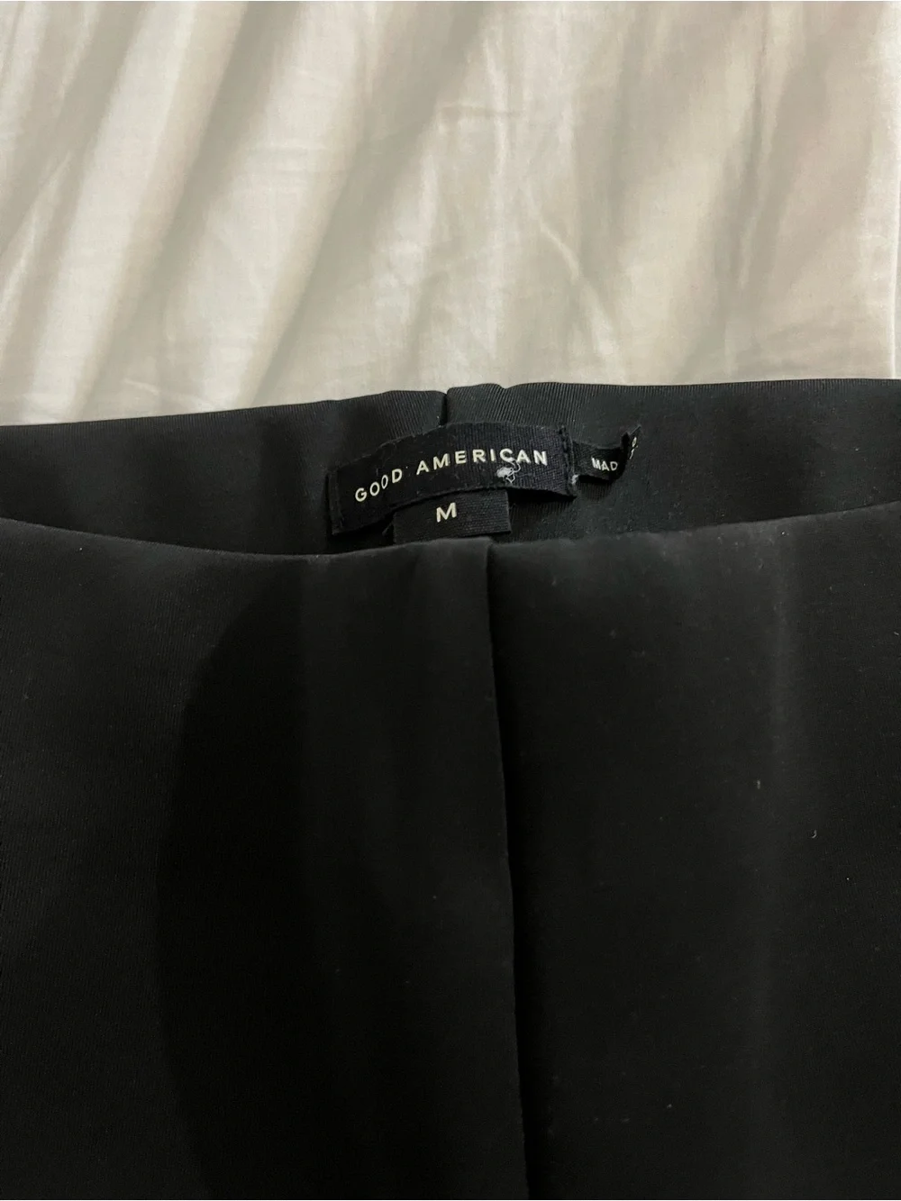 Good American Black Cropped Ponte Capri Pants